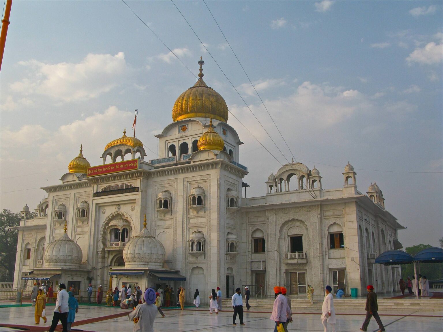 Gurudwara Bangla Sahib Delhi : History, Nearest Metro Entry Fee, Timing ...