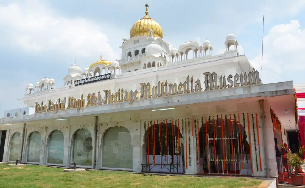 Gurudwara Bangla Sahib Delhi : History, Nearest Metro Entry Fee, Timing ...