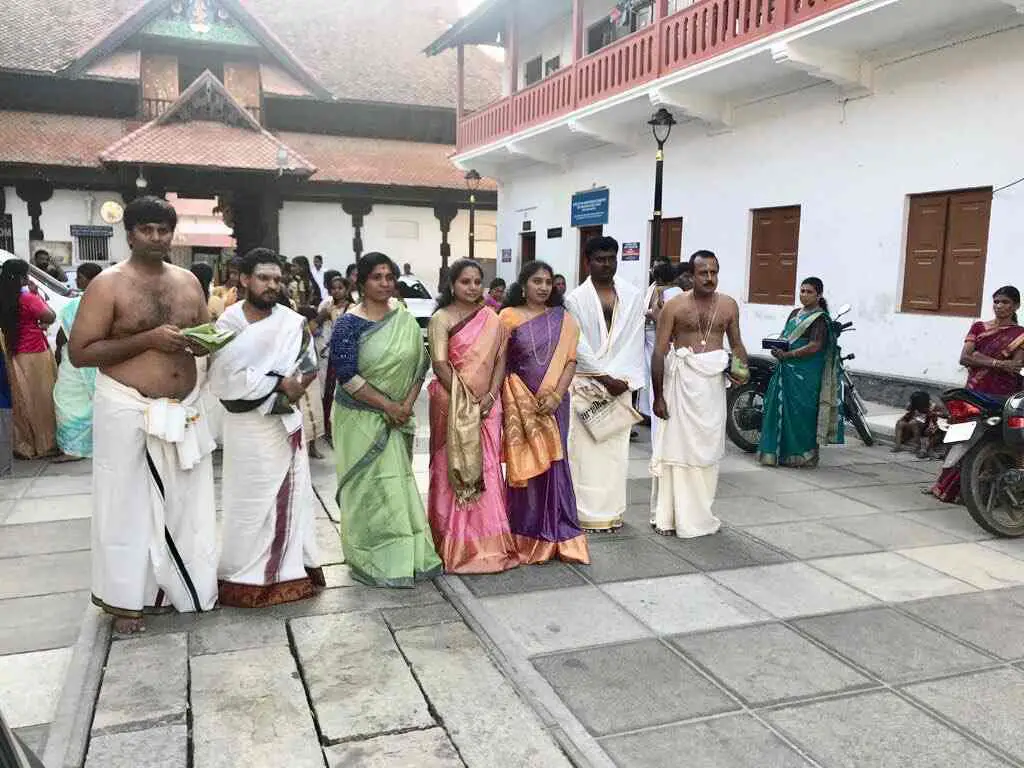 sree padmanabhaswamy temple dress code

